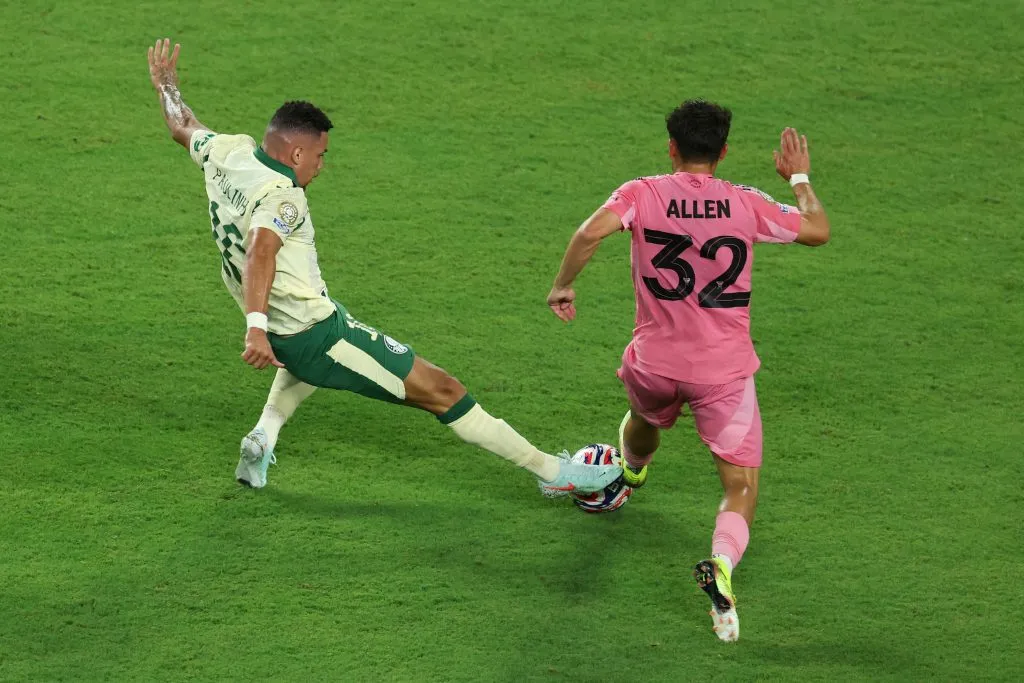 Momento do gol do Paulinho. Photo by Dan Mullan/Getty Images