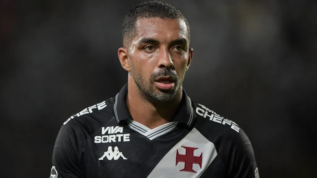 Paulo Henrique irá cumprir suspensão automática – Foto: Thiago Ribeiro/AGIF