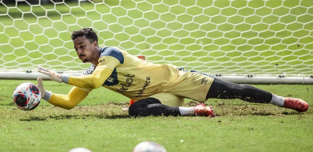 Paulo Mazoti não fez uma partida sequer pelo profissional do Santos e deve ser emprestado – Foto: Bruno Santoni / Santos FC