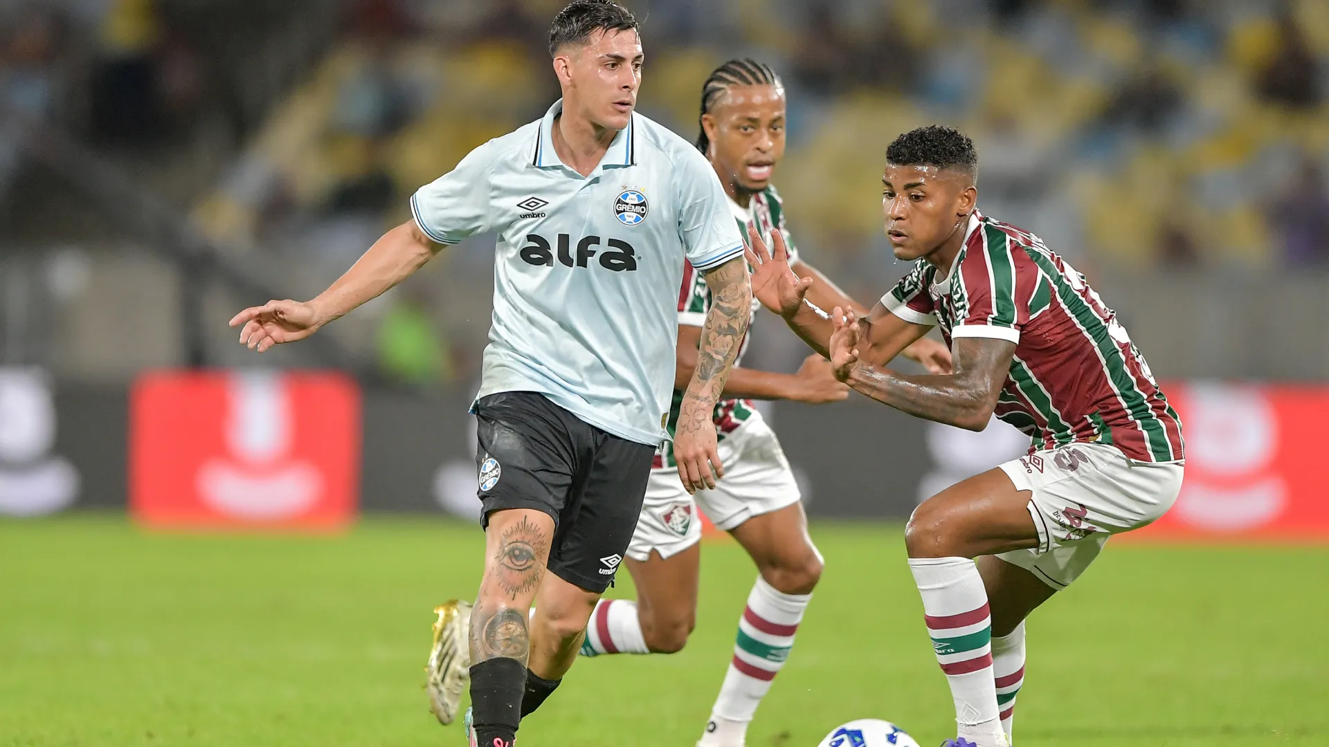Fluminense e Grêmio durante o confronto disputado no primeiro turno – Foto: Thiago Ribeiro/AGIF
