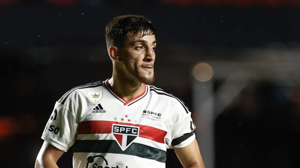 Pedrinho com a camisa do São Paulo