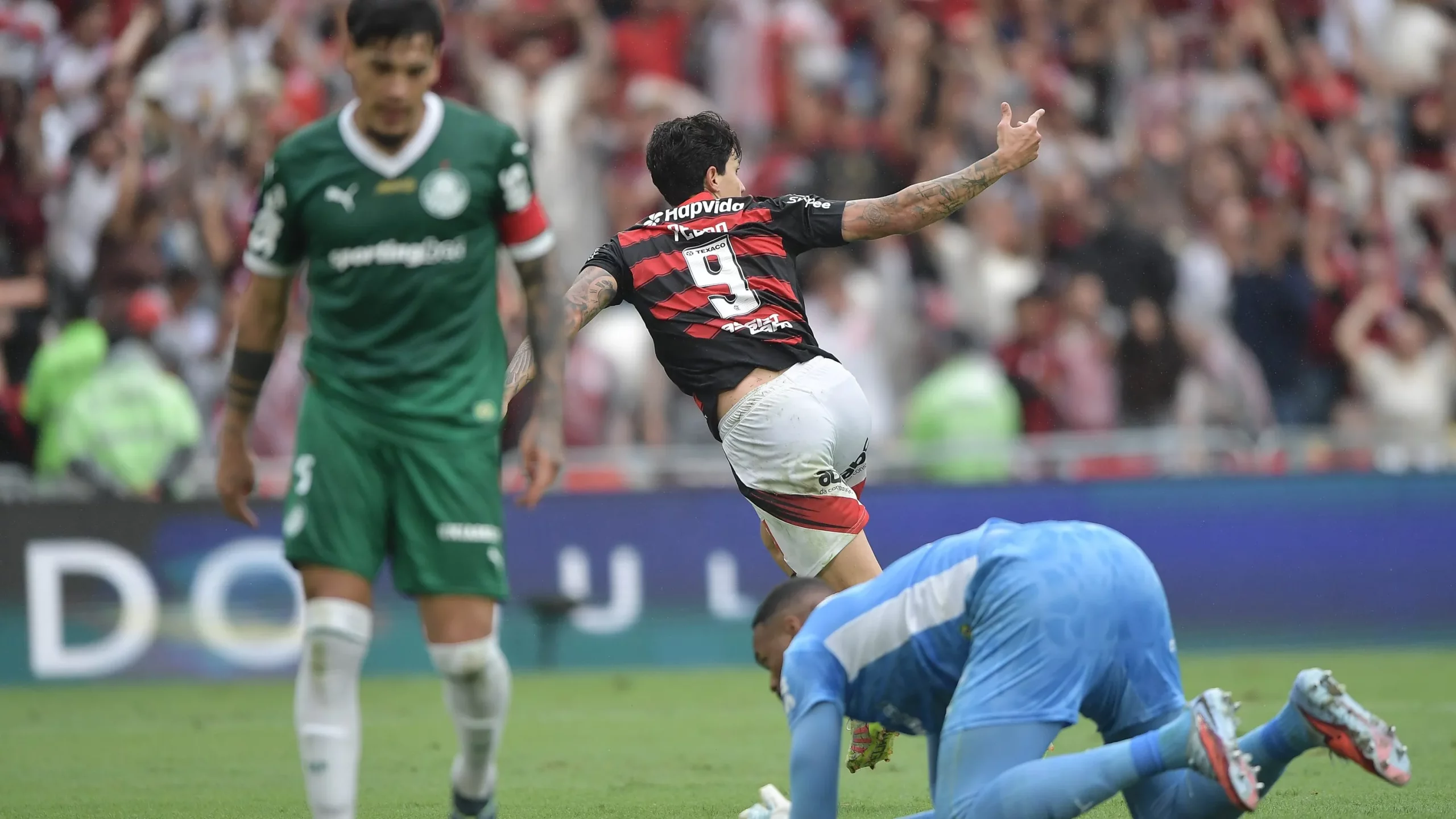 Pedro, jogador do Flamengo, comemora seu gol durante partida contra o Palmeiras no estadio Maracana pelo campeonato Brasileiro A 2025. Foto: Thiago Ribeiro/AGIF