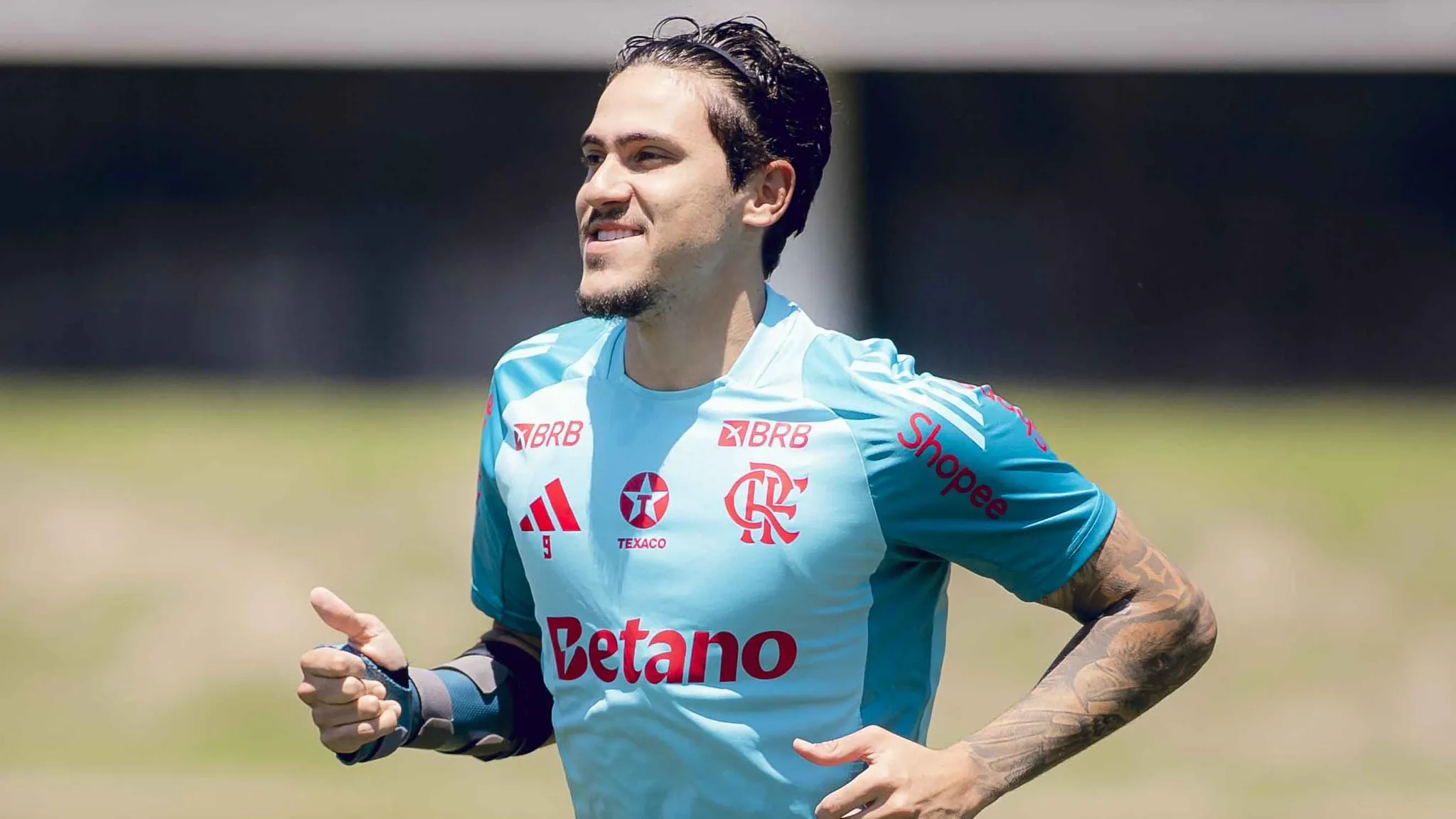 Pedro retornou aos treinamentos após fratura no braço – Foto: Adriano Fontes/Flamengo