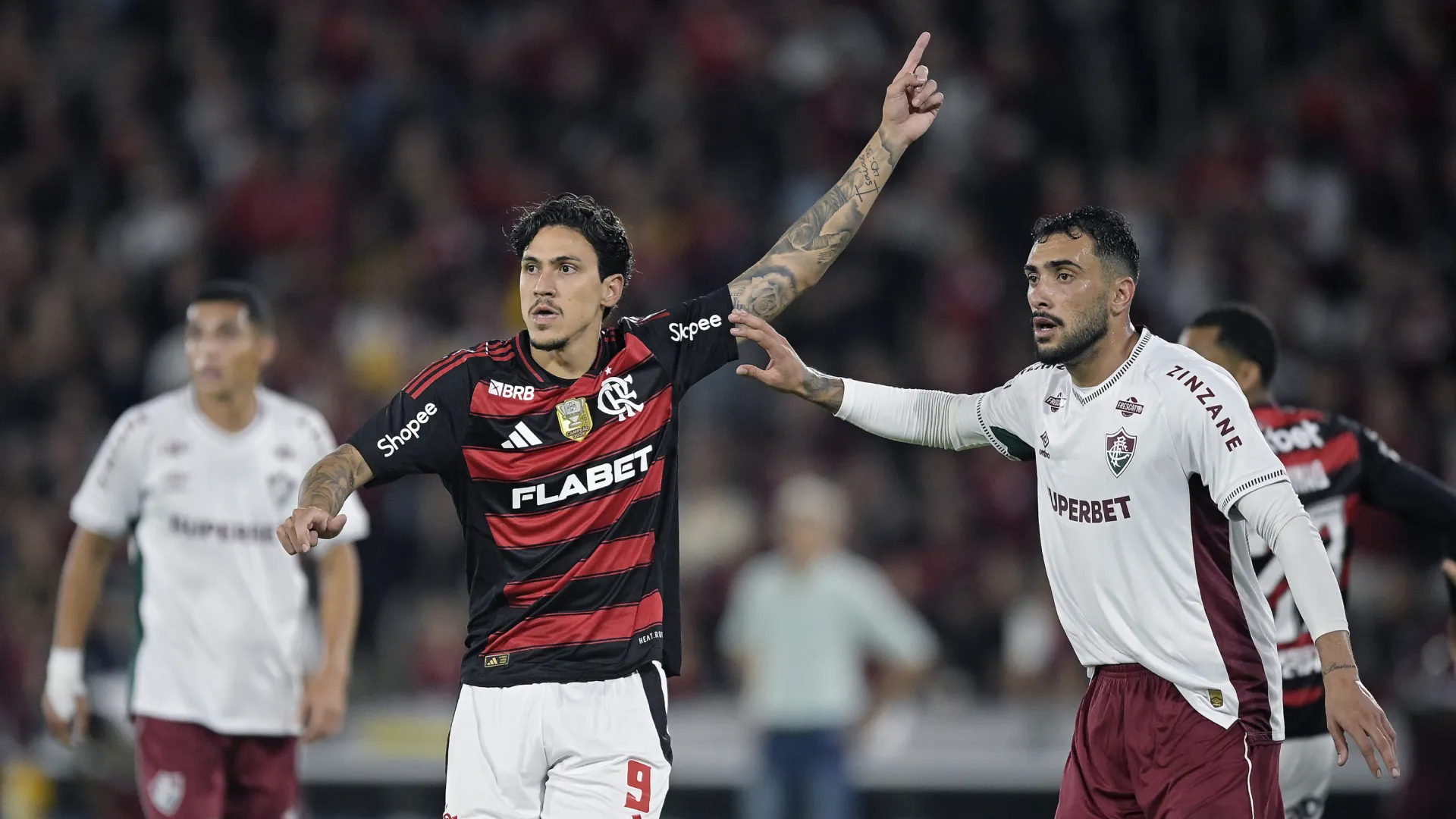 Pedro e Freytes durante o Fla-Flu no primeiro turno – Foto: Alexandre Loureiro/AGIF