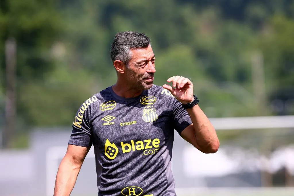 Pedro Caixinha em treino no Peixe. Foto: Mauricio De Souza/AGIF