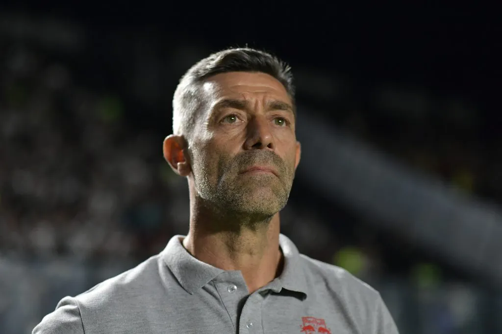 Pedro Caixinha tecnico do Bragantino durante partida contra o Vasco no estadio Sao Januario pelo campeonato Brasileiro A 2024. Foto: Thiago Ribeiro/AGIF