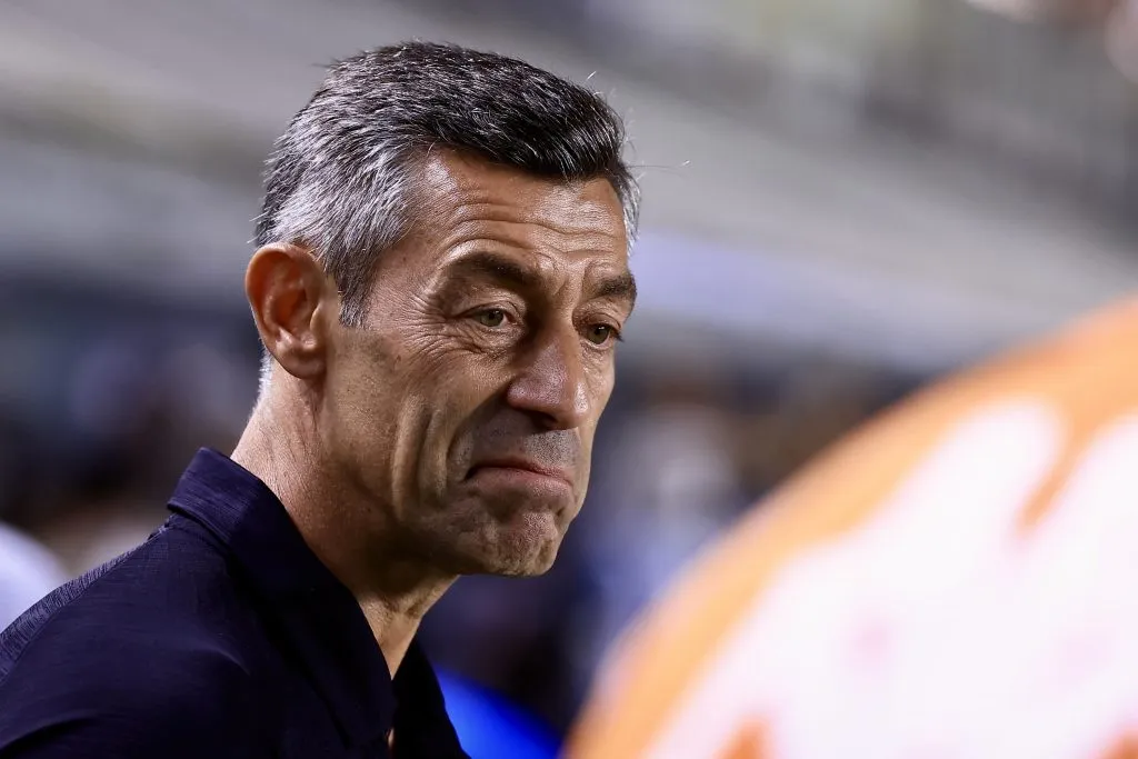 Pedro Caixinha faz cara de deboche - Foto: Marcello Zambrana/AGIF