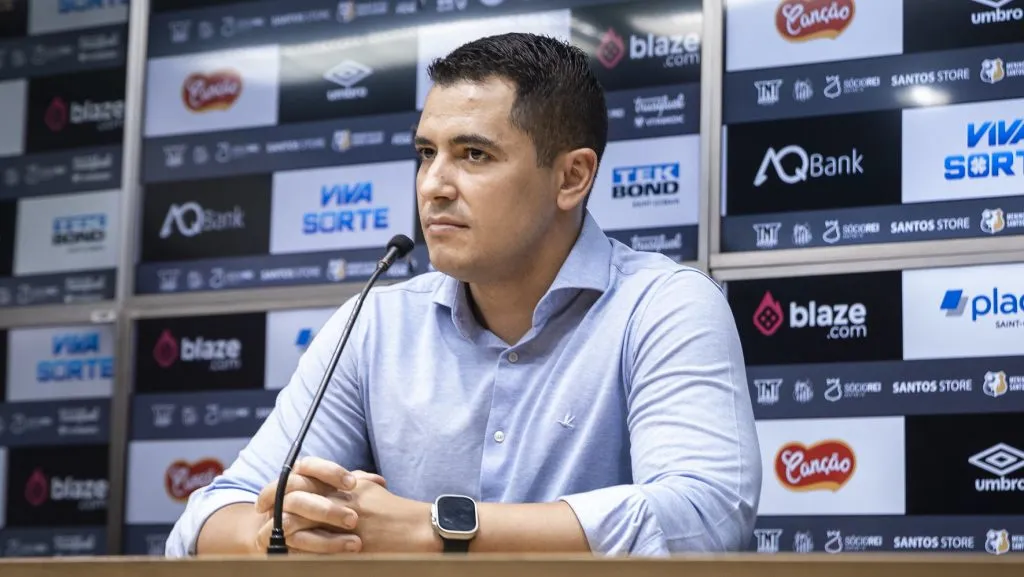 Pedro Martins dando coletiva no Santos - Foto: Bruno Vaz/Santos FC