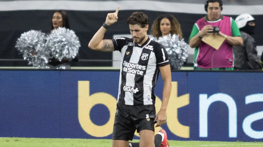 Pedro Raul comemorando gol. Foto: Baggio Rodrigues/AGI