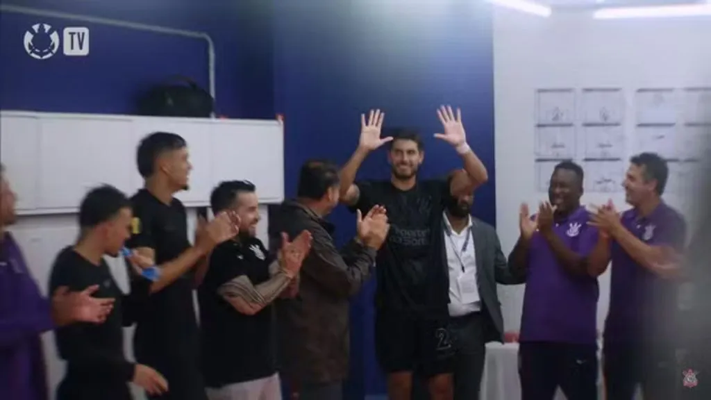 Pedro Raul recebido com aplausos no vestiário do Corinthians – Foto: Reprodução/Corinthians TV