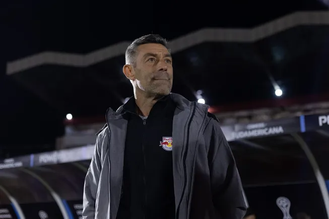 pedro Caixinha tecnico do Bragantino durante partida contra o Corinthians no estadio Santa Cruz pelo campeonato Copa Sul-Americana 2024. Foto: Diogo Reis/AGIF