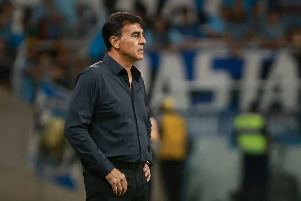 Quinteros, do Grêmio, é o treinador que vive maior momento de pressão e pode ser o próximo a “pedir o boné” no Brasileirão. Foto: Maxi Franzoi/AGIF