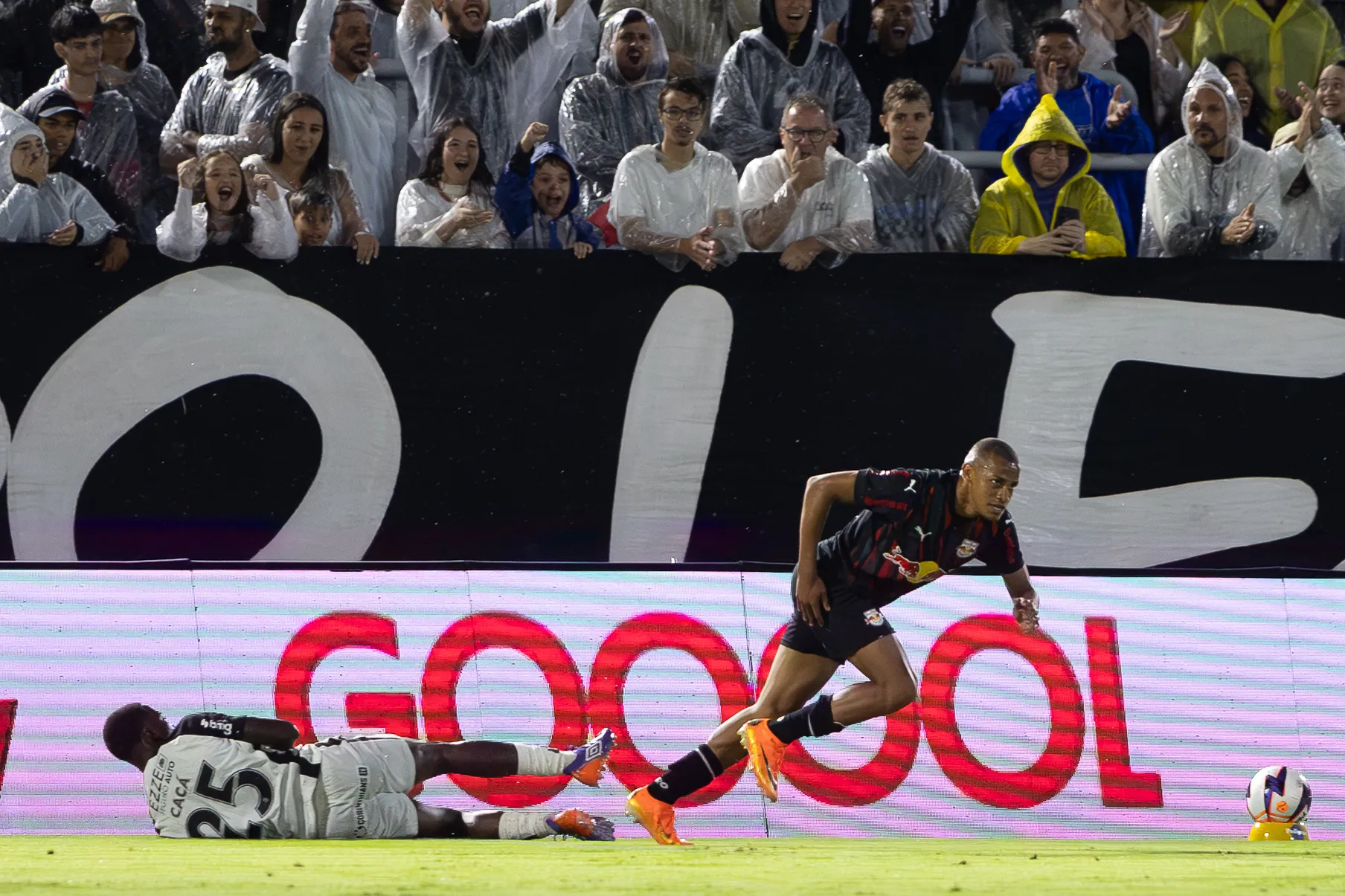 SP – BRAGANCA PAULISTA – 15/01/2026 – PAULISTA 2026, BRAGANTINO X CORINTHIANS -john John jogador do Bragantino comemora seu gol durante partida contra o Corinthians no estadio Cicero De Souza Marques pelo campeonato Paulista 2026. Foto: Joisel Amaral/AGIF