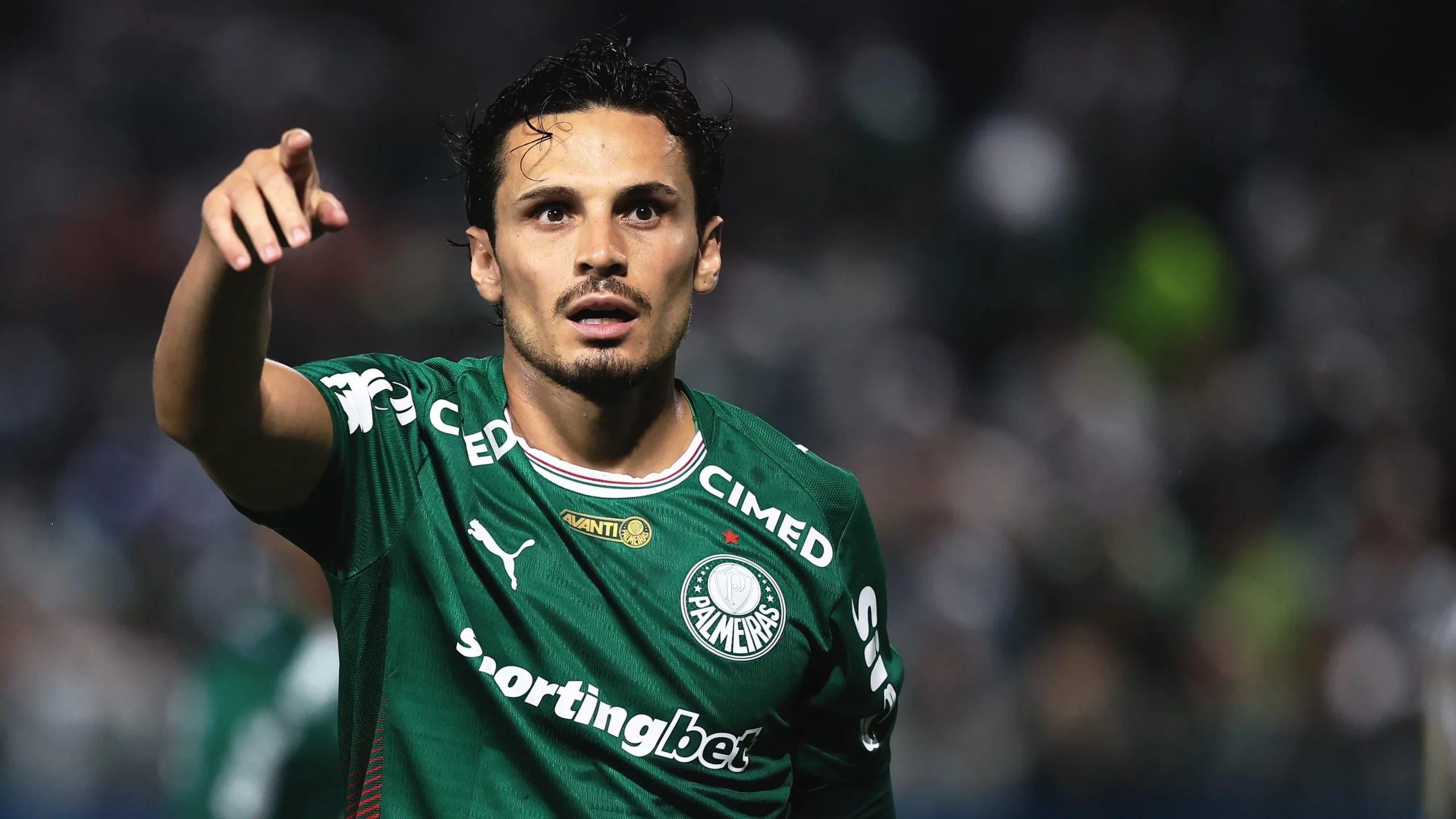 Raphael Veiga, jogador do Palmeiras, durante partida contra o Santos no estadio Arena Barueri pelo campeonato Paulista 2026. Foto: Ettore Chiereguini/AGIF