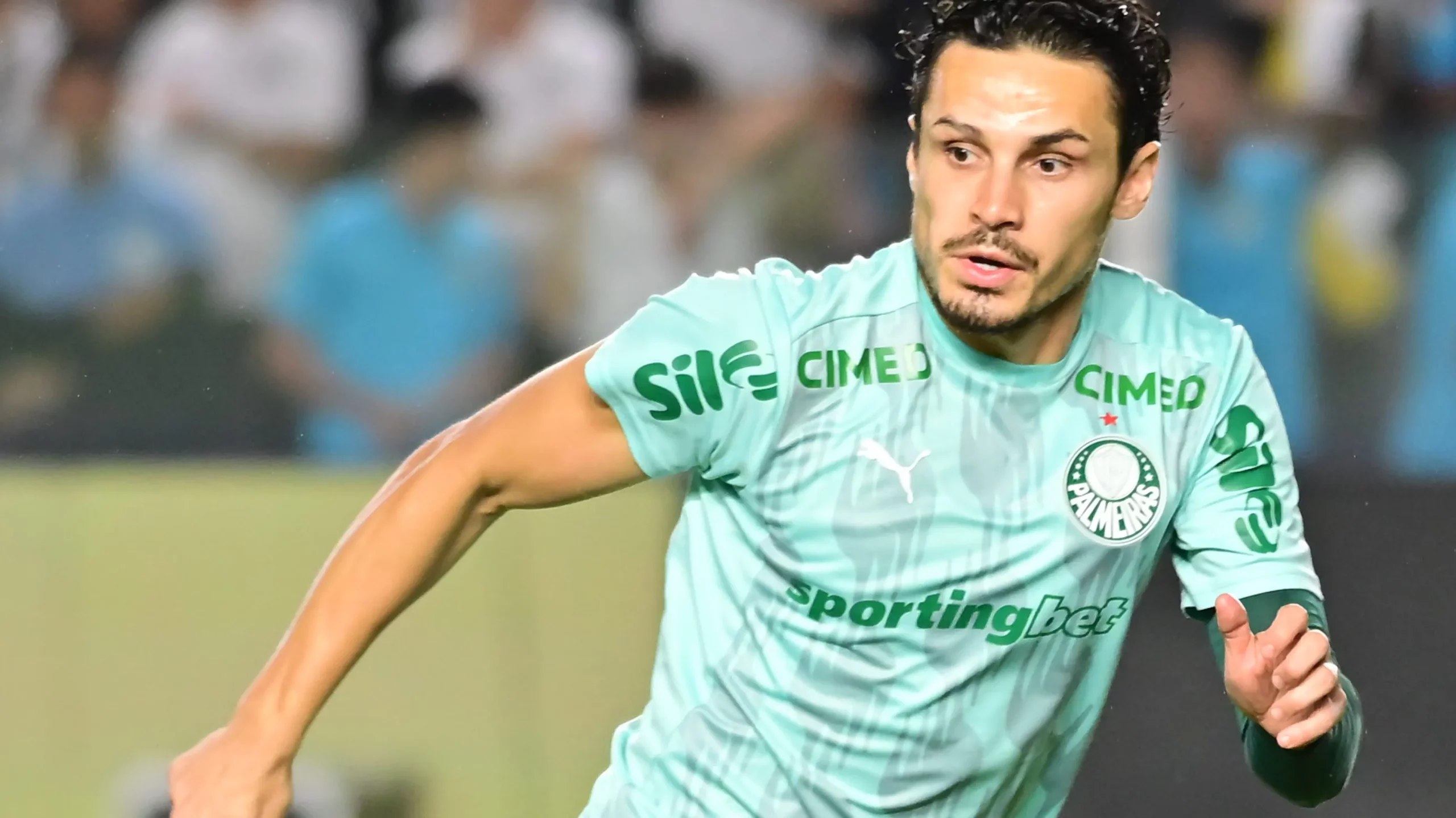 SP – SANTOS – 15/11/2025 – BRASILEIRO A 2025, SANTOS X PALMEIRAS – Raphael Veiga jogador do Palmeiras durante aquecimento antes da partida contra o Santos no estadio Vila Belmiro pelo campeonato Brasileiro A 2025. Foto: Jota Erre/AGIF