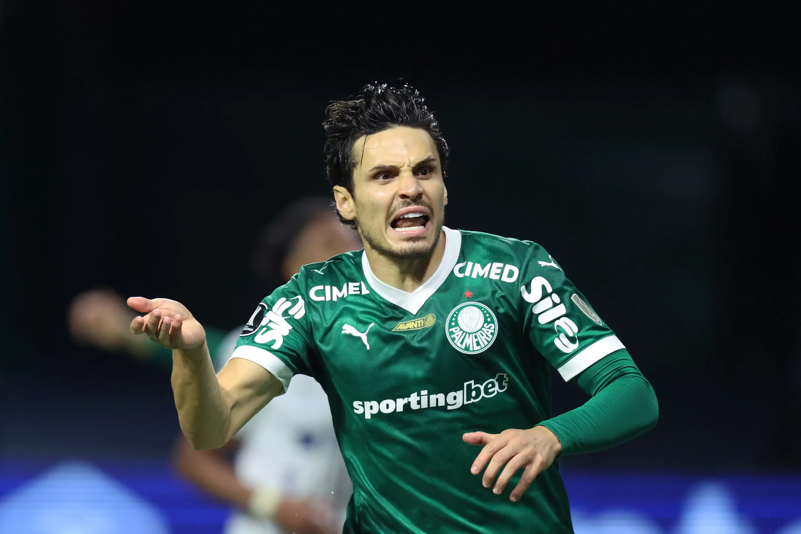 Raphael Veiga, meia-atacante do Palmeiras em partida pelo campeonato brasileiro (Foto: Alexandre Schneider/Getty Images)