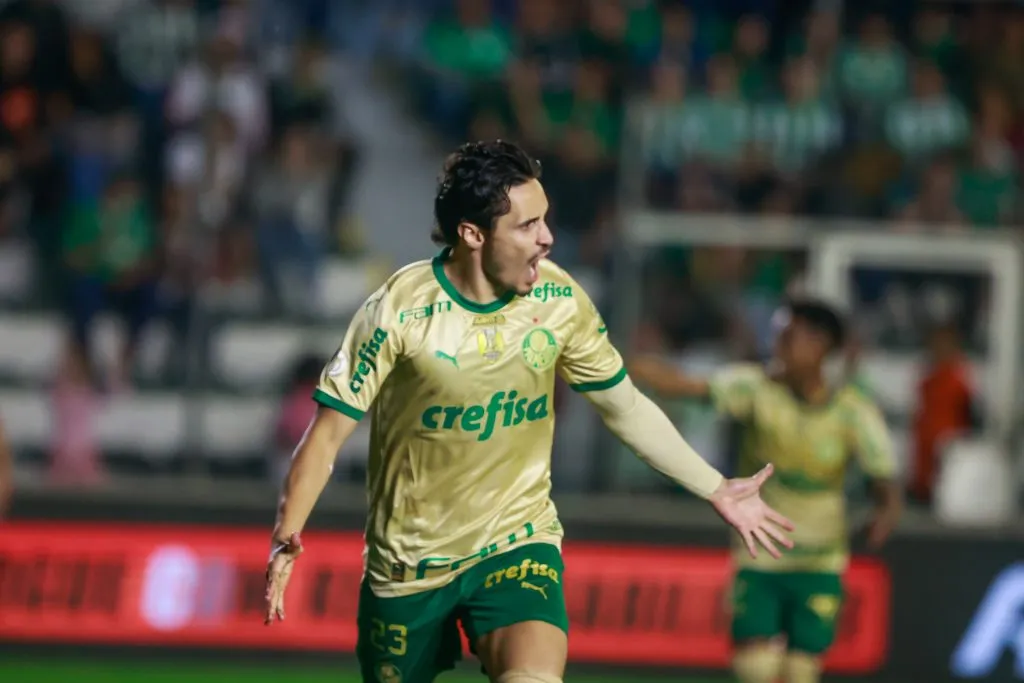 Raphael Veiga, jogador do Palmeiras comemora seu gol durante partida contra o Juventude no estadio Alfredo Jaconi pelo campeonato Brasileiro A 2024- Foto: Luiz Erbes/AGIF