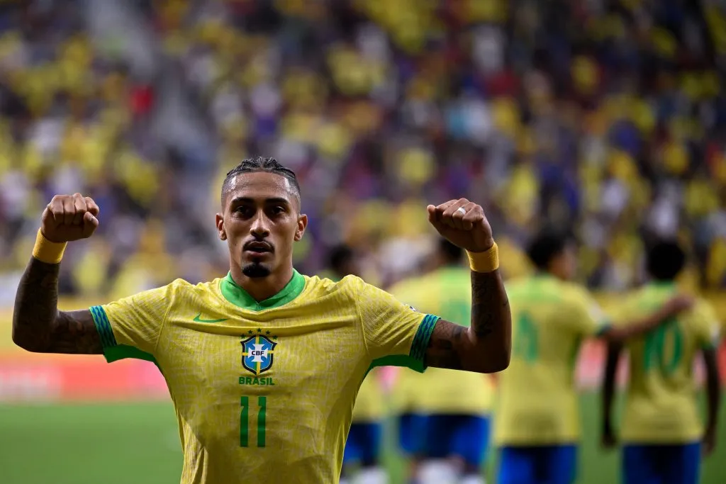 DF – BRASILIA – 15/10/2024 – ELIMINATORIAS COPA DO MUNDO 2026, BRASIL X PERU – Raphinha jogador do Brasil comemora seu gol durante partida contra o Peru no estadio Mane Garrincha pelo campeonato Eliminatorias Copa Do Mundo 2026. Foto: Mateus Bonomi/AGIF