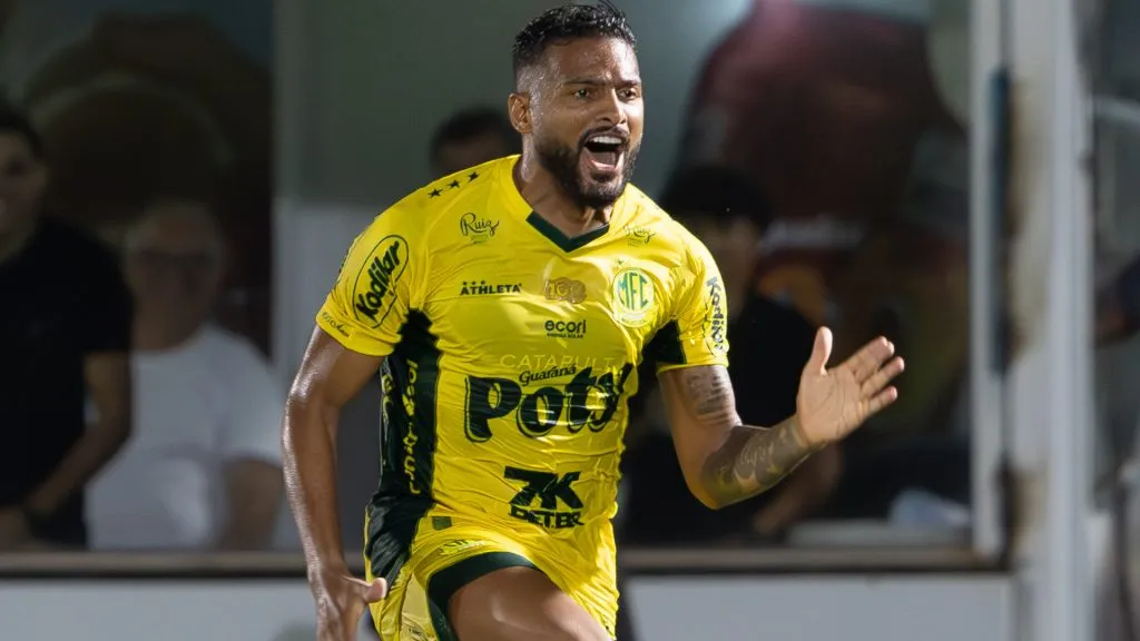 Reinaldo comemorando com a torcida no Estádio Maião – Foto: Joisel Amaral/AGIF