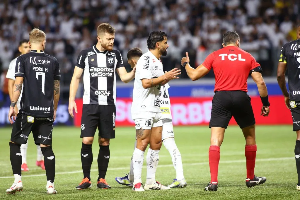 Momento em que Rincón conversa com o juiz. Foto: Mauricio De Souza/AGIF