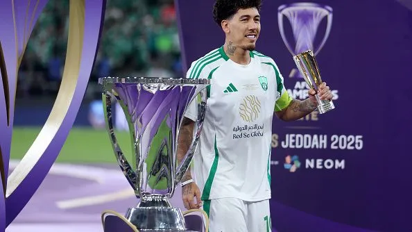 Roberto Firmino com troféu. Foto: Yasser Bakhsh/Getty Images