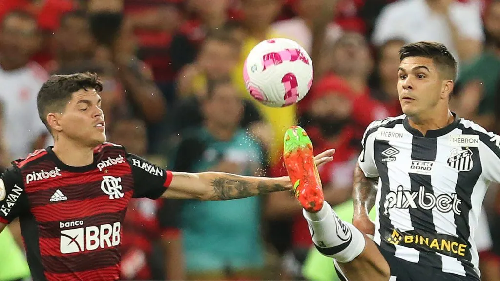 Foto: IMAGO / Sports Press Photo – Rodrigo Fernández em disputa de bola com Ayrton Lucas, do Flamengo, pelo Brasileirão 2022.
