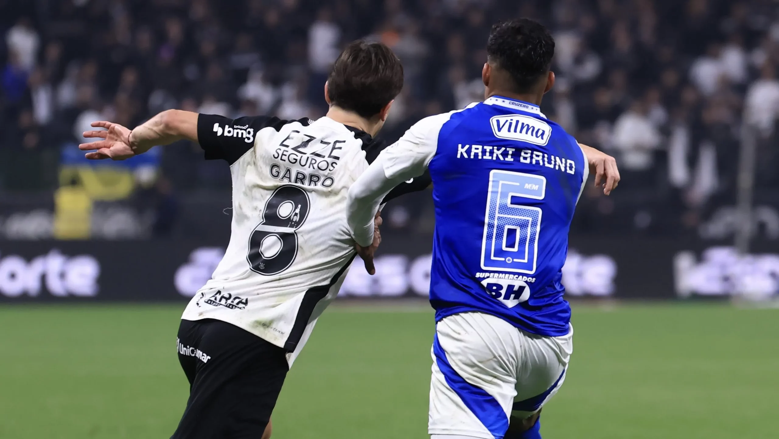 Rodrigo Garro jogador do Corinthians disputa lance com Kaiki Bruno jogador do Cruzeiro – Foto: Marcello Zambrana/AGIF