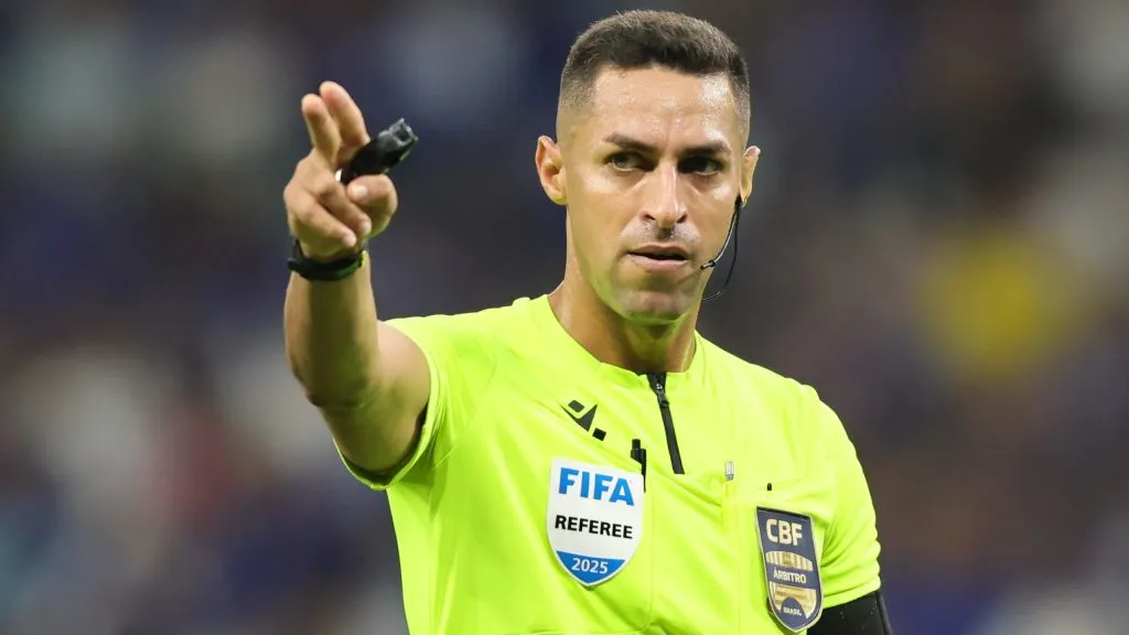 Rodrigo José Pereira de Lima, árbitro de Internacional X Corinthians causou fúria na direção Alvinegra –  Foto: Gilson Lobo/AGIF