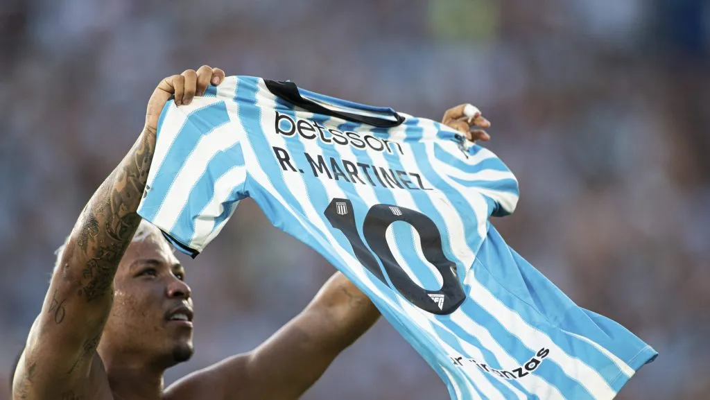 Foto: IMAGO / Sports Press Photo – Roger Martínez, na mira da diretoria santista, ainda não definiu o seu futuro.