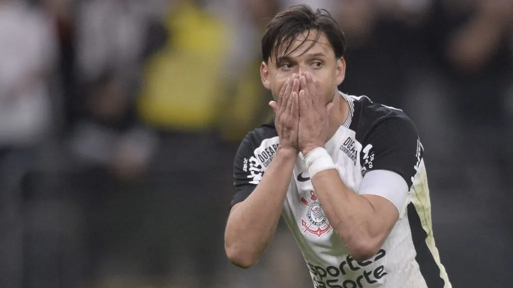 Romero lamenta  gol perdido durante partida contra o Bragantino no estadio Arena Corinthians pelo campeonato Brasileiro A 2025. Foto: Alan Morici/AGIF