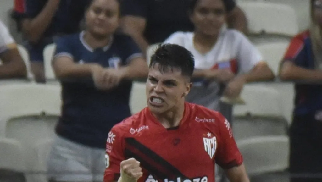 Foto: IMAGO / Sports Press Photo – Roni após marcar um gol durante o jogo do Campeonato Brasileiro entre Fortaleza x Atlético Goianiense na Arena Castelão.