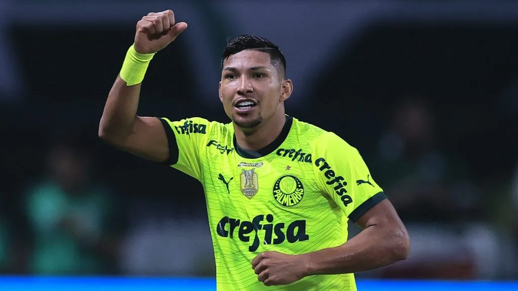 Rony comemora gol diante do Bahia