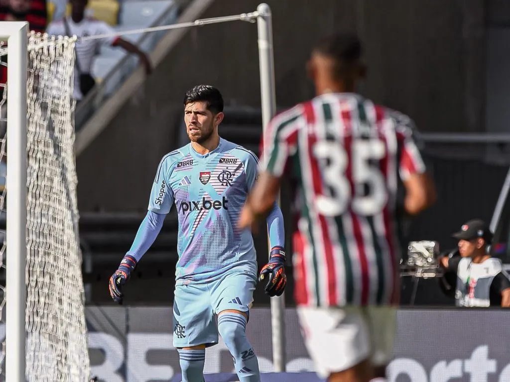 Rossi em ação no clássico. Foto: Gilvan de Souza &amp; Paula Reis/Flamengo