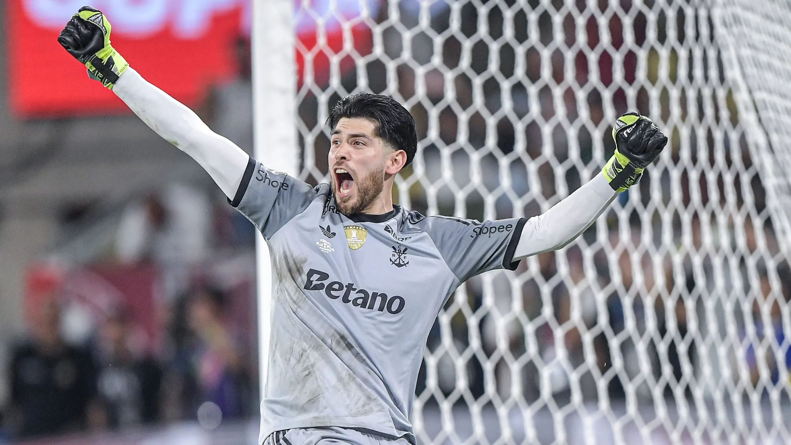 Goleiro tem contrato até 2027 – Foto: Thiago Ribeiro/AGIF