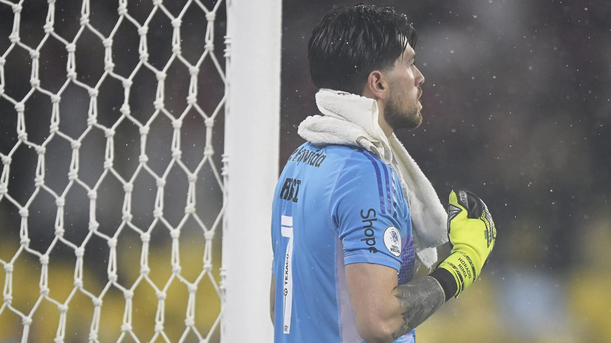 Rossi, jogador do Flamengo, lamenta durante partida contra o Lanus no estadio Maracana pelo campeonato [COMPETICAO]. Foto: Alexandre Loureiro/AGIF