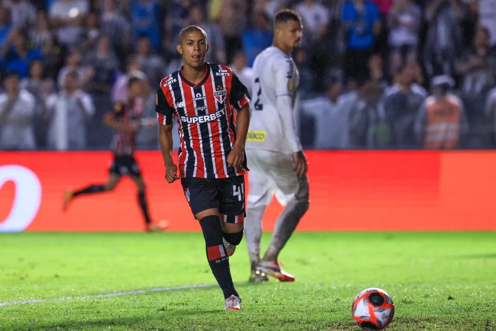SP – SANTOS – 01/02/2025 – PAULISTA 2025, SANTOS X SAO PAULO – Ryan Francisco jogador do Sao Paulo durante partida contra o Santos no estadio Vila Belmiro pelo campeonato Paulista 2025. Foto: Marcello Zambrana/AGIF