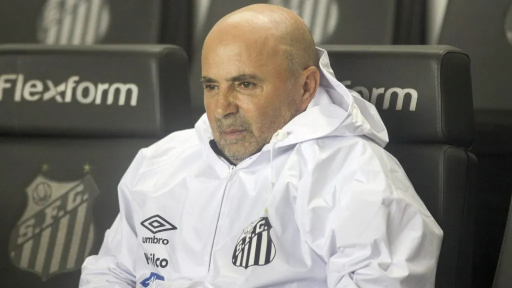 Sampaoli dirigindo o Santos. Foto: Fernanda Luz/AGIF