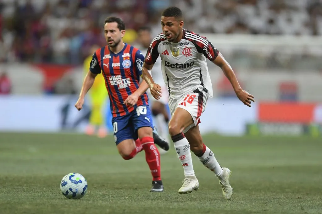Samuel Lino durante a partida. Foto: Jhony Pinho/AGIF