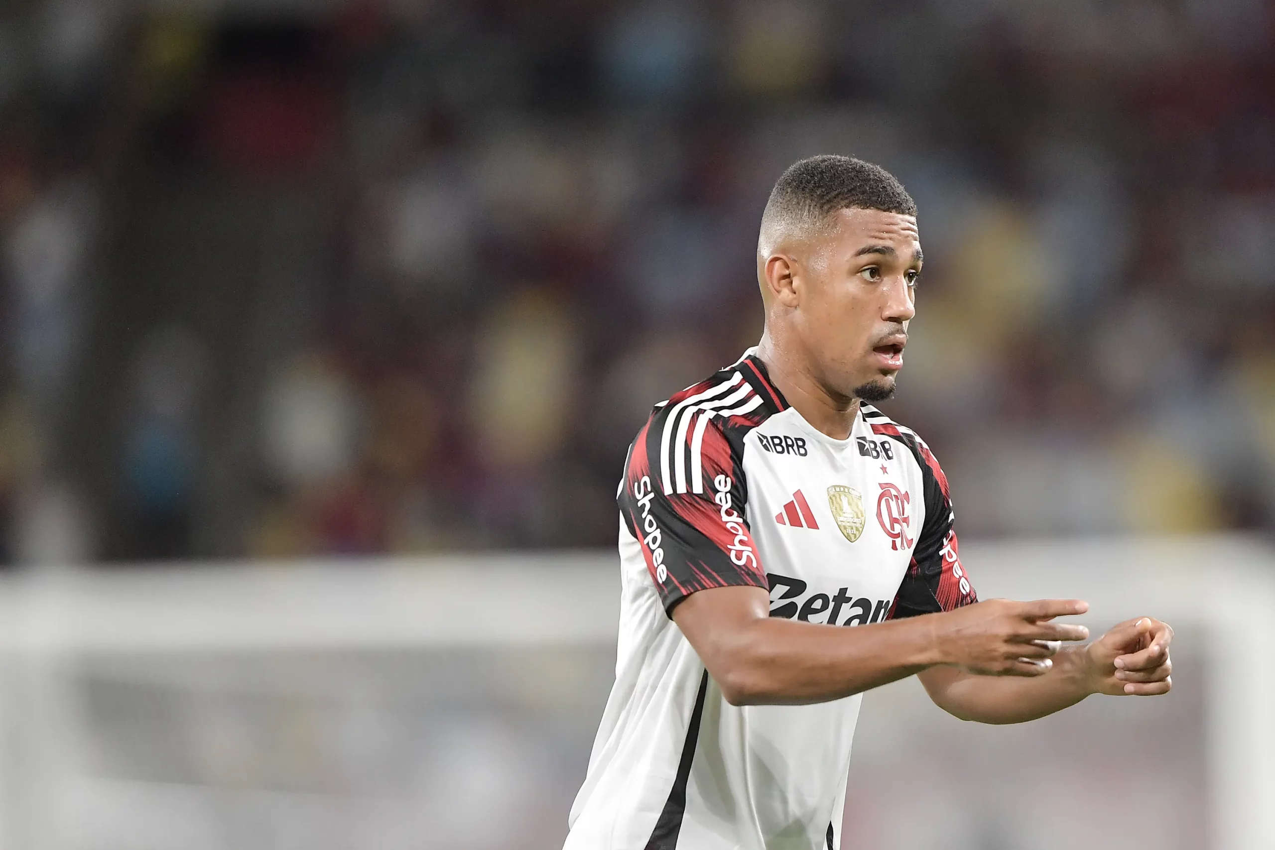 Samuel Lino em partida pelo Flamengo. Foto: Thiago Ribeiro/AGIF