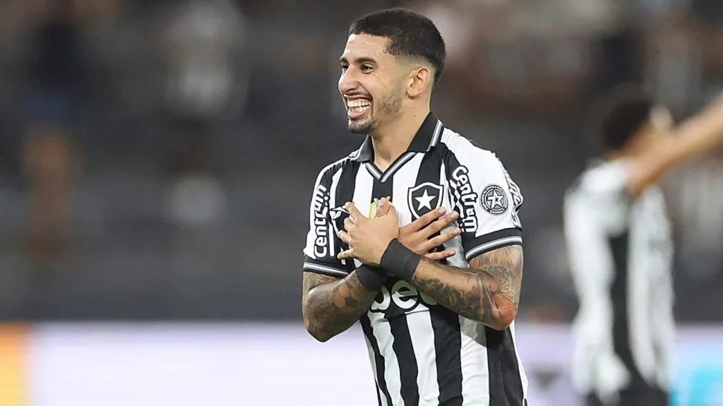 Santiago e Montoro.  Botafogo x Atletico MG pelo Campeonato Brasileiro no Estadio Nilton Santos. 20 de Setembro de 2025, Rio de Janeiro, RJ, Brasil. Foto: Vitor Silva/Botafogo.  Santi Rodríguez comemora gol diante do Atlético-MG – Foto: Vítor Silva/Botafogo