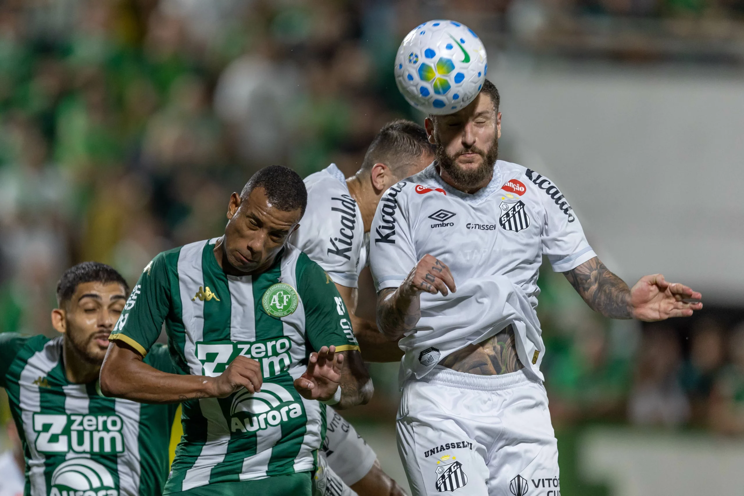 Santos sofreu quatro gols em Chapecó. Foto: Liamara Polli/AGIF