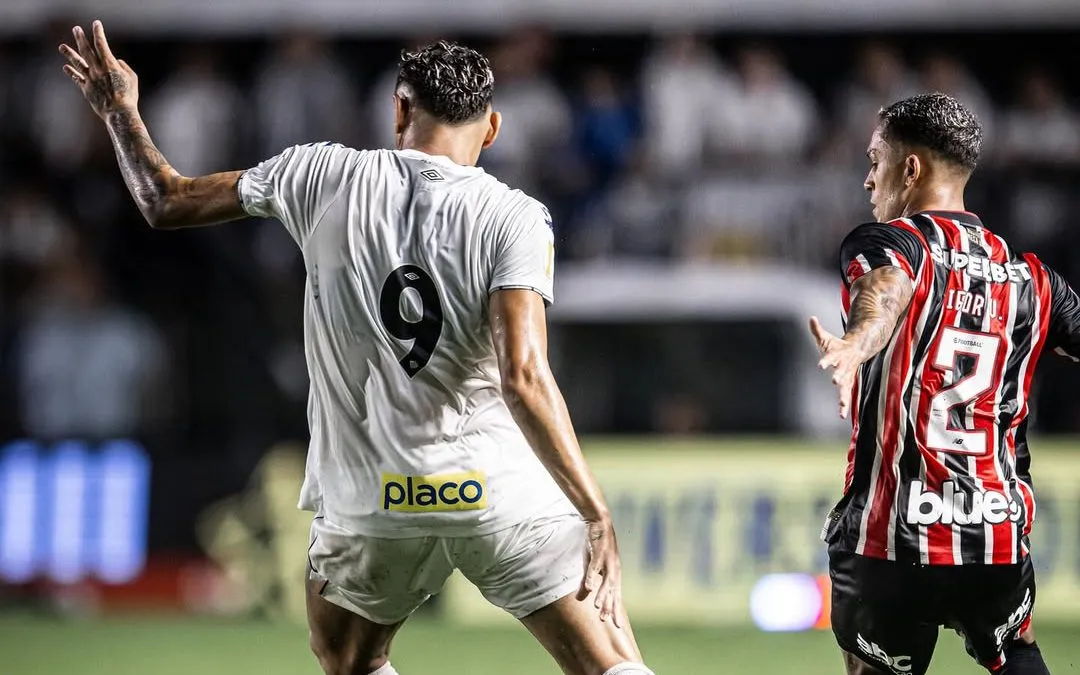 Tiquinho Soares, disputa lance com Igor Vinícius do São Paulo em partida válida pelo Paulistão 2025, na Vila Belmiro. Foto:  Raul Barreta/Santos FC