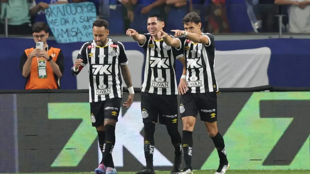 Jogadores do Santos comemoram vitória no Mineirão