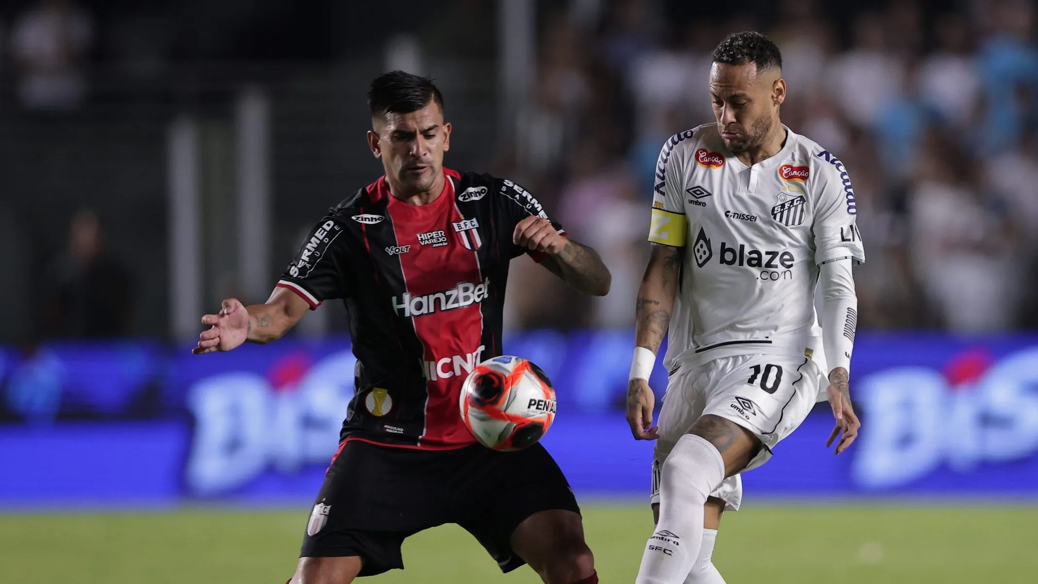 Neymar para no goleiro e coloca uma bola na trave em reestreia no Santos. Foto: Ettore Chiereguini/AGIF