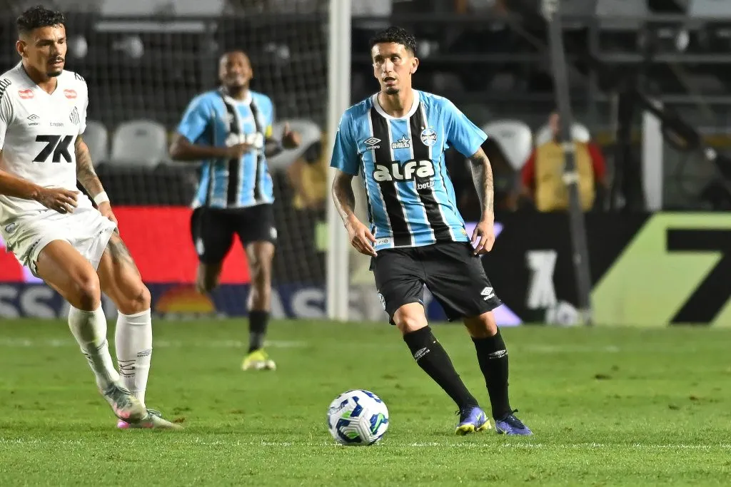 SP – SANTOS – 01/10/2025 – BRASILEIRO A 2025, SANTOS X GREMIO – Dodi jogador do Gremio durante partida contra o Santos no estadio Vila Belmiro pelo campeonato Brasileiro A 2025. Foto: Jota Erre/AGIF