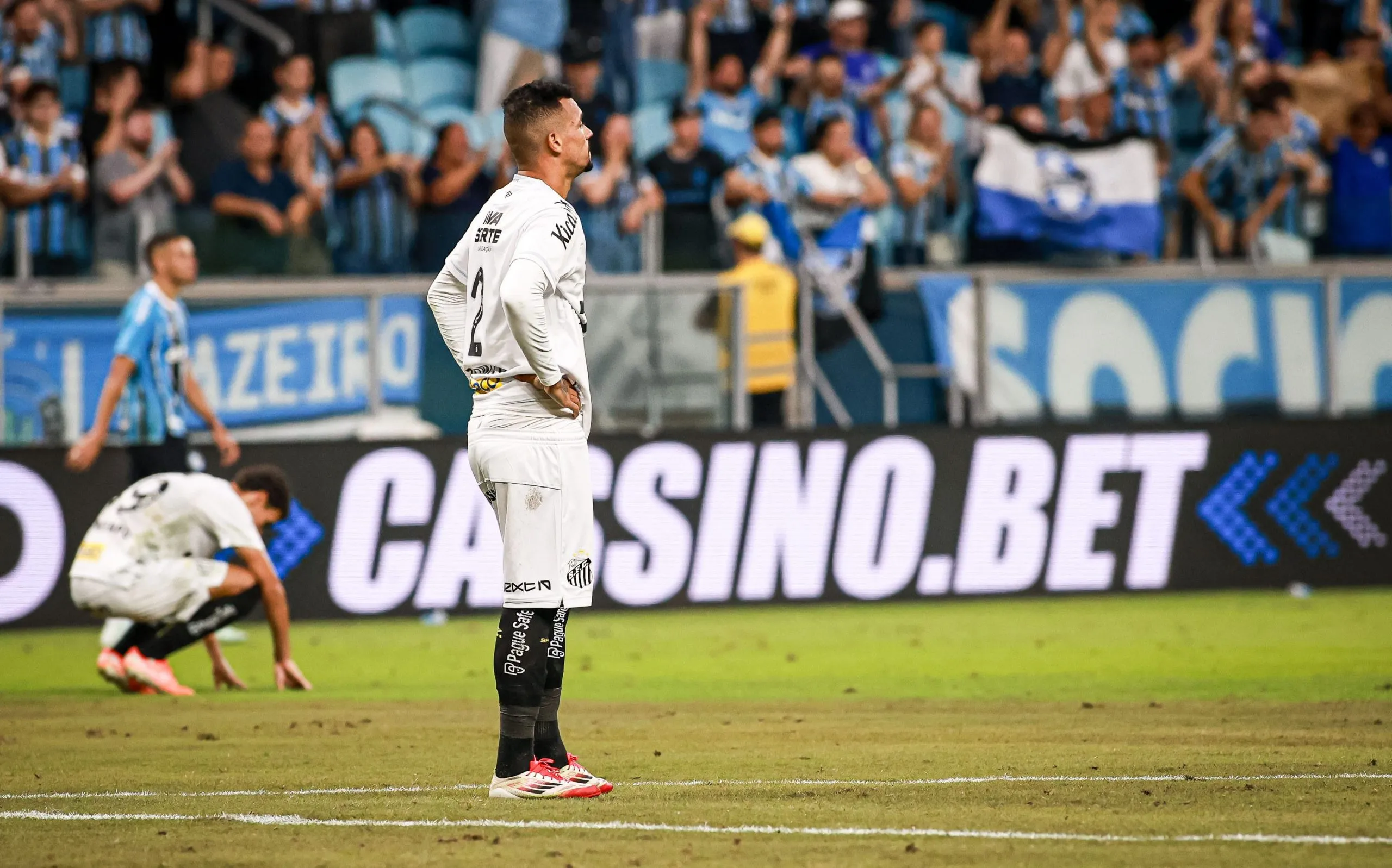 Zé Ivaldo, jogador do Santos lamenta derrota ao final da partida contra o Gremio no estadio Arena do Gremio pelo Brasileirão Série A 2025. Foto: Maxi Franzoi/AGIF