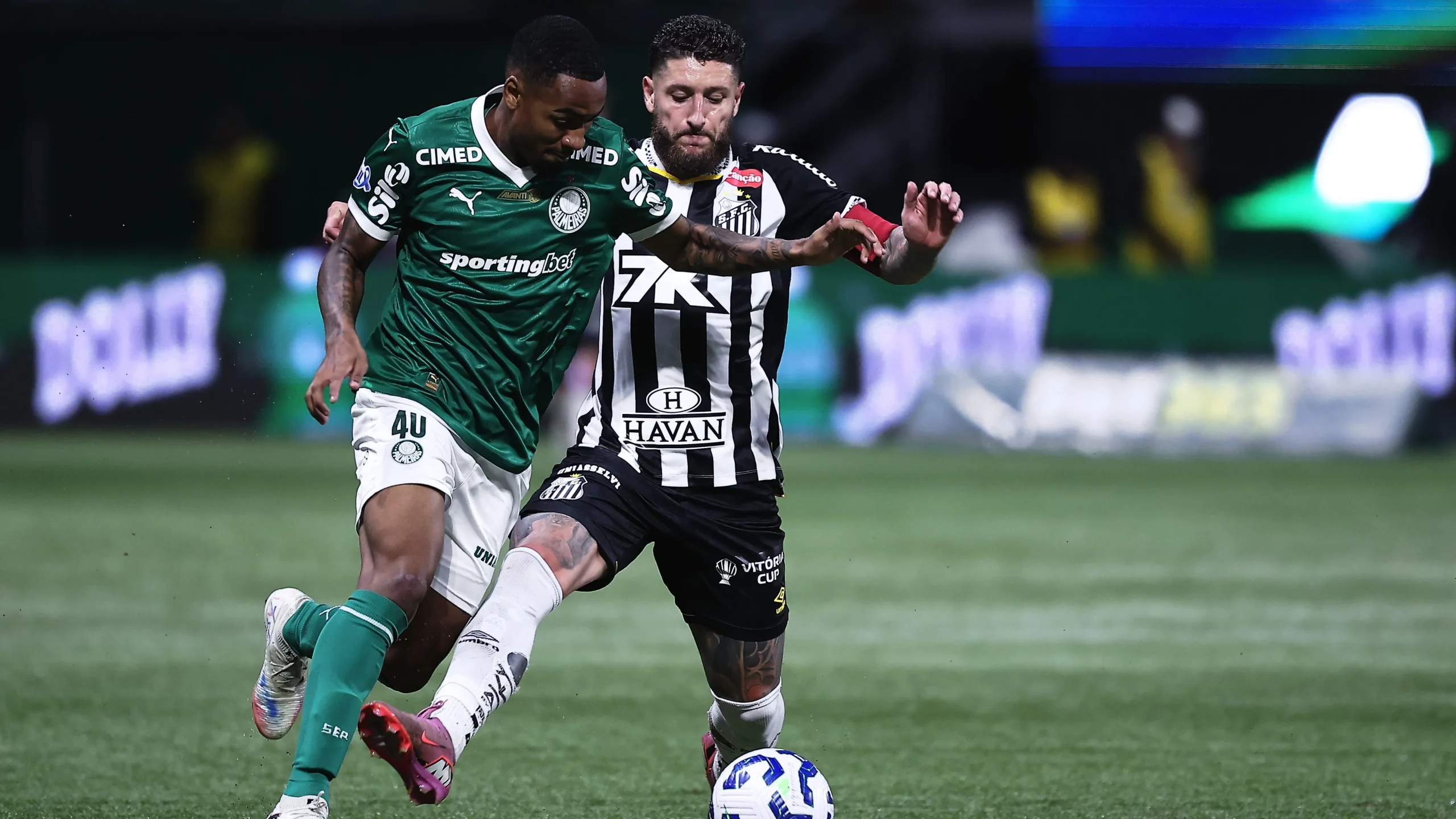Allan, jogador do Palmeiras, disputa lance com Ze Rafael, jogador do Santos durante partida no estadio Arena Allianz Parque pelo campeonato Brasileiro A 2025. Foto: Ettore Chiereguini/AGIF