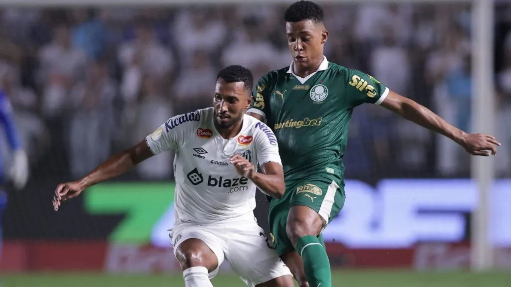 Lucas Braga, ex-jogador do Santos disputa lance com Vanderlan, ex-jogador do Palmeiras durante partida no estadio Vila Belmiro pelo campeonato Paulista 2025. Foto: Ettore Chiereguini/AGIF