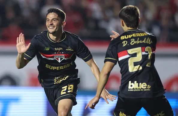 Pablo Maia, comemora com o companheiro de equipe Damián Bobadilla após marcar o primeiro gol de sua equipe durante um jogo do Brasileirao 2025 contra o Atlético-MG. Foto: Alexandre Schneider/Getty Images)