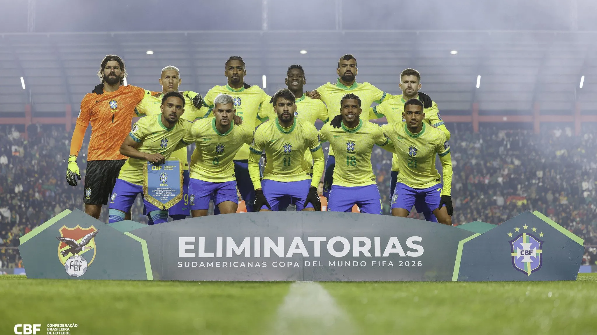 Equipe titular do Brasil posa para foto antes da partida contra a Bolívia – Foto: @rafaelribeirorio I CBF